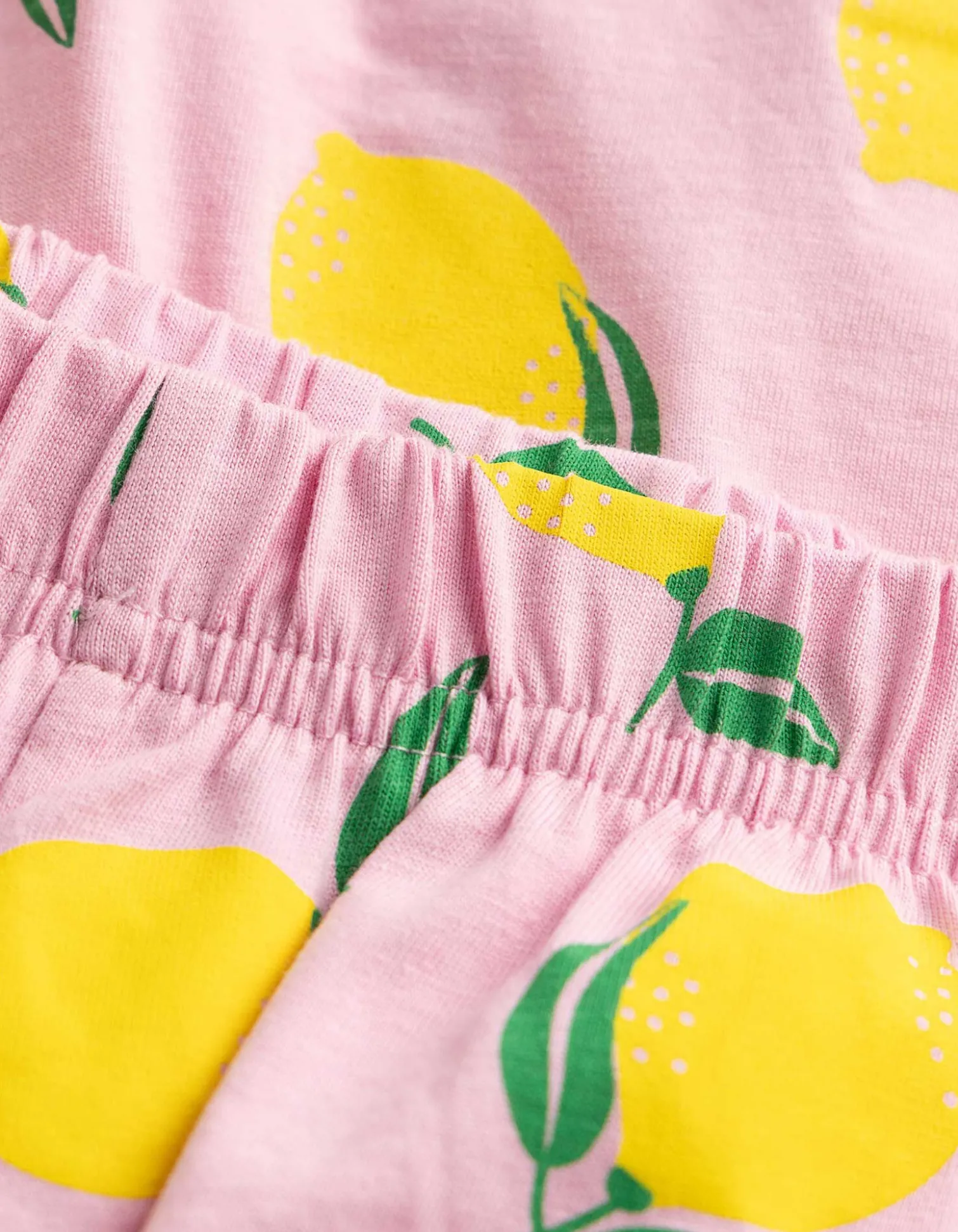 Pyjama Set aus Shirt und Shorts - Allover-Muster - lila