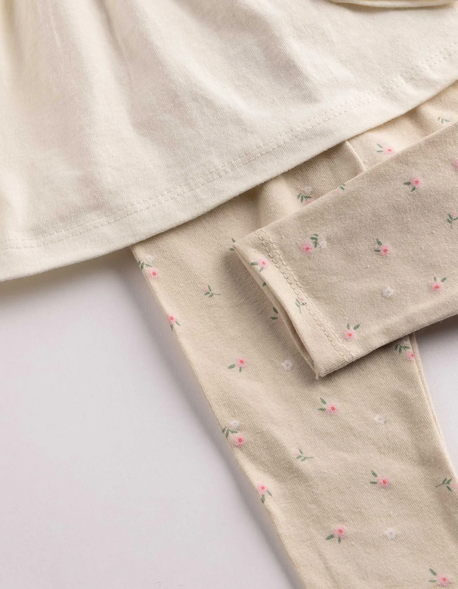 Set aus Langarmshirt und Leggings - Stickereien - weiß